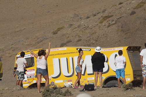 Jasper van den Heuvel drift met Jumbo vrachtwagen